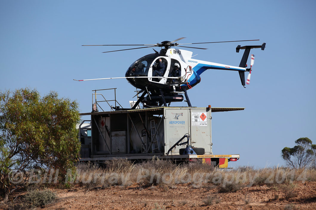 Helicopter-Aeropower VH-PLI Washing Insulators 2014-01-13_11