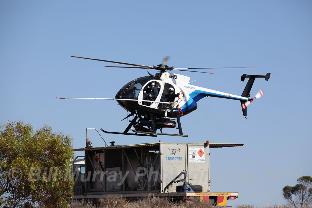 Helicopter-Aeropower VH-PLI Washing Insulators 2014-01-13_17