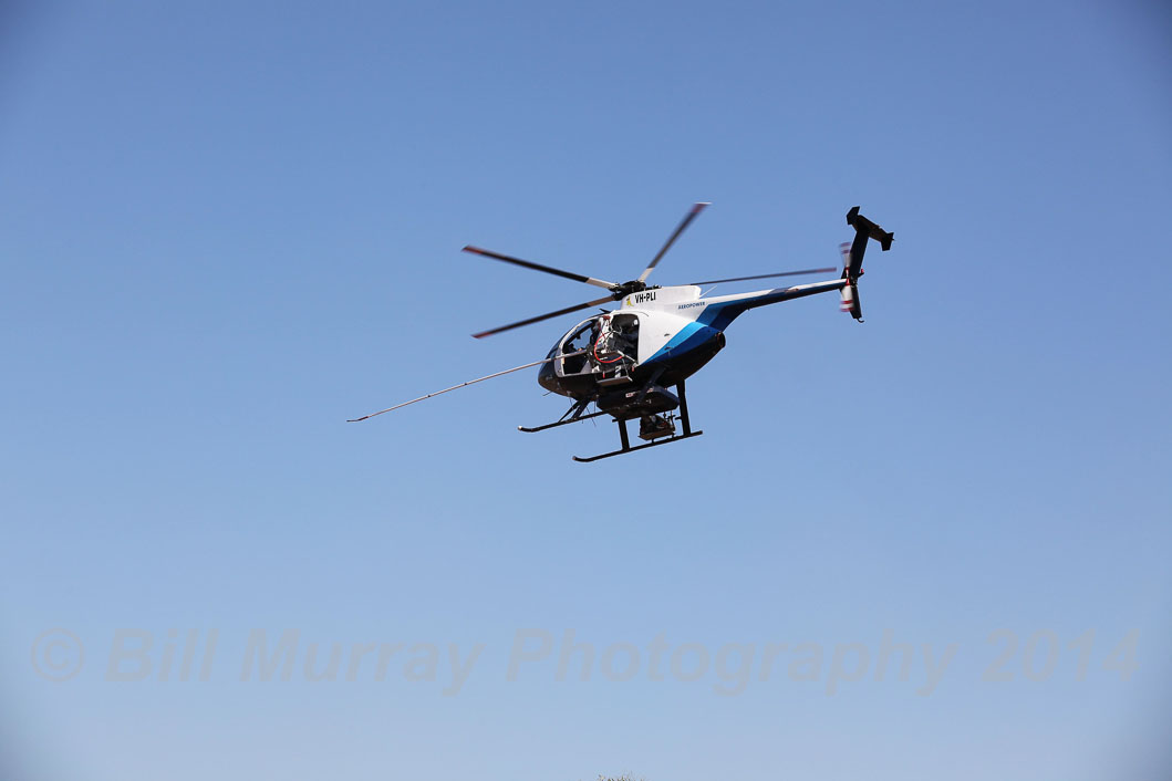 Helicopter-Aeropower VH-PLI Washing Insulators 2014-01-13_21