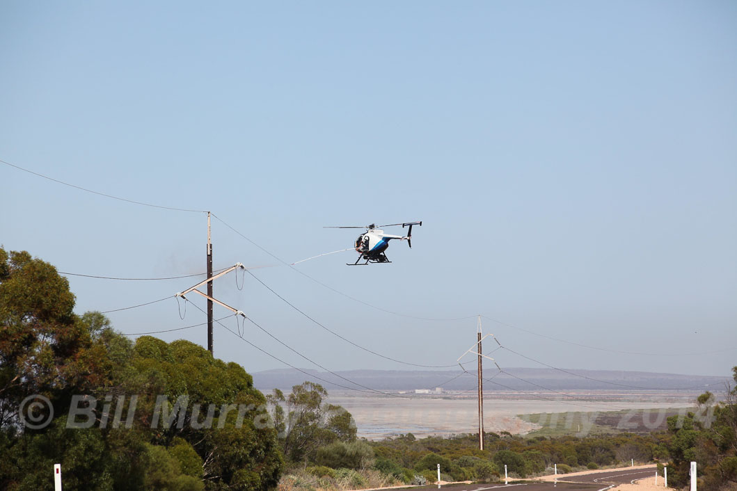 Helicopter-Aeropower VH-PLI Washing Insulators 2014-01-13_25