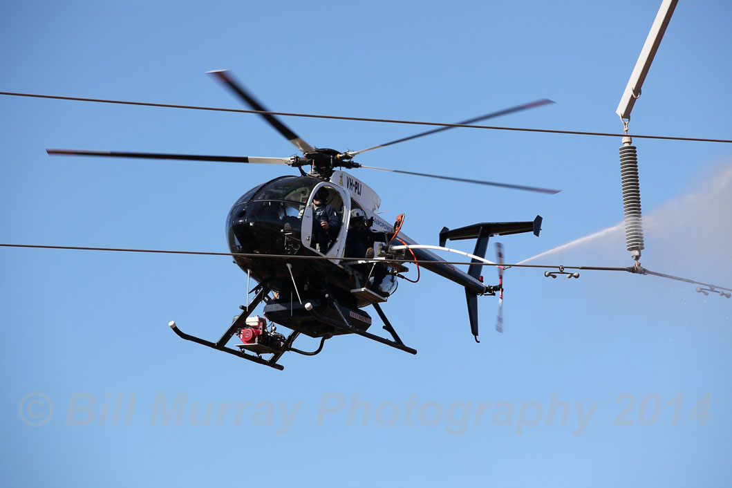 Helicopter-Aeropower VH-PLI Washing Insulators 2014-01-13_33