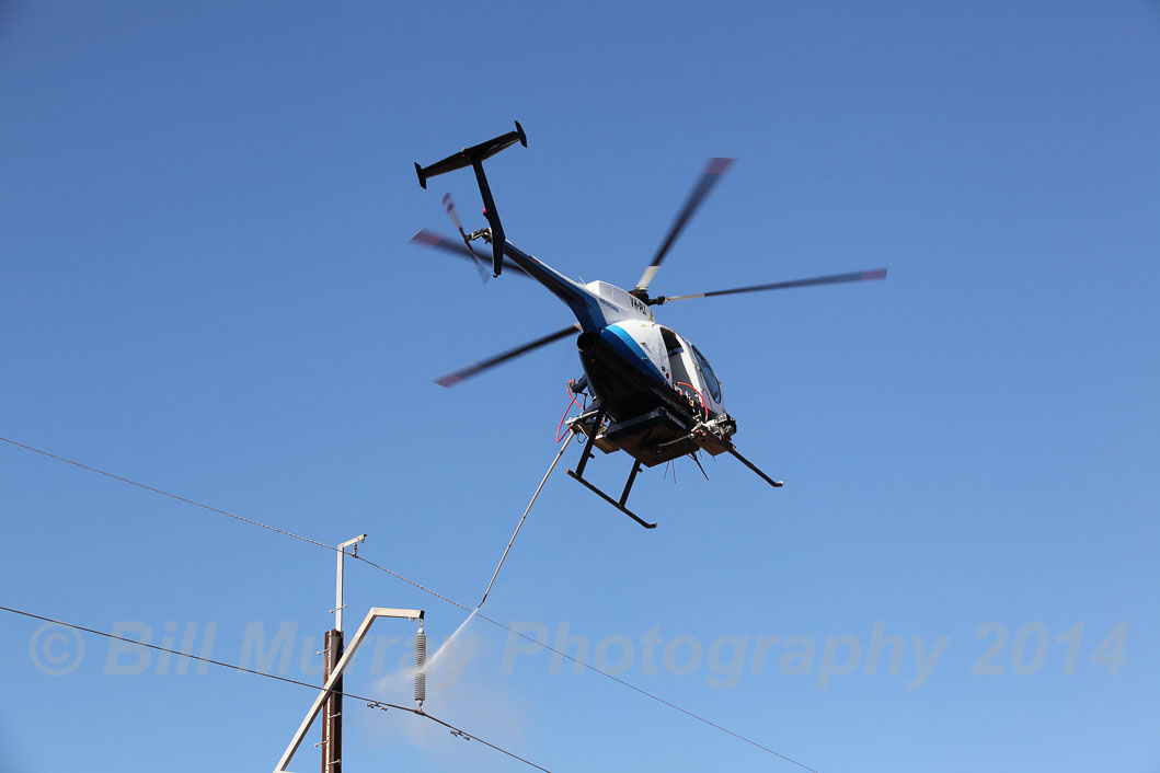 Helicopter-Aeropower VH-PLI Washing Insulators 2014-01-13_41