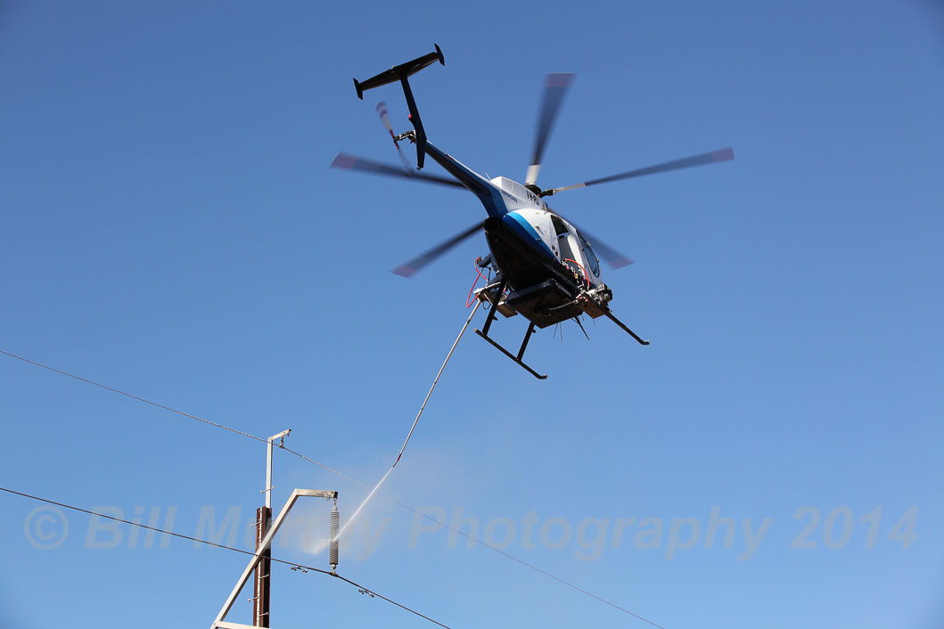 Helicopter-Aeropower VH-PLI Washing Insulators 2014-01-13_42