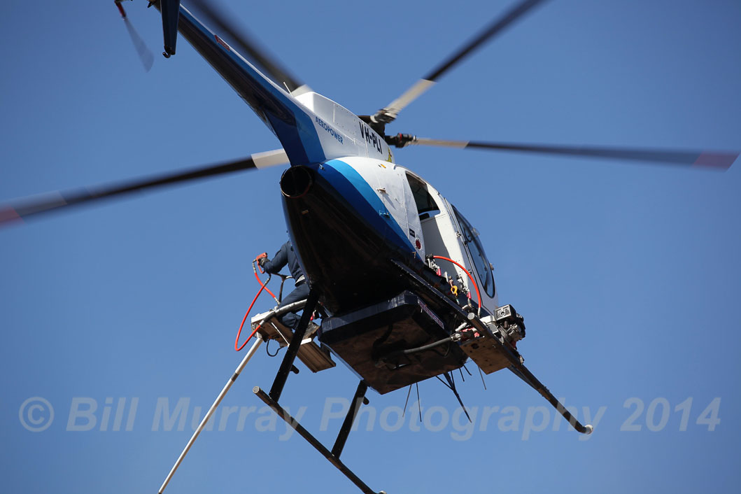 Helicopter-Aeropower VH-PLI Washing Insulators 2014-01-13_43