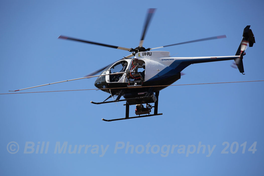 Helicopter-Aeropower VH-PLI Washing Insulators 2014-01-13_46